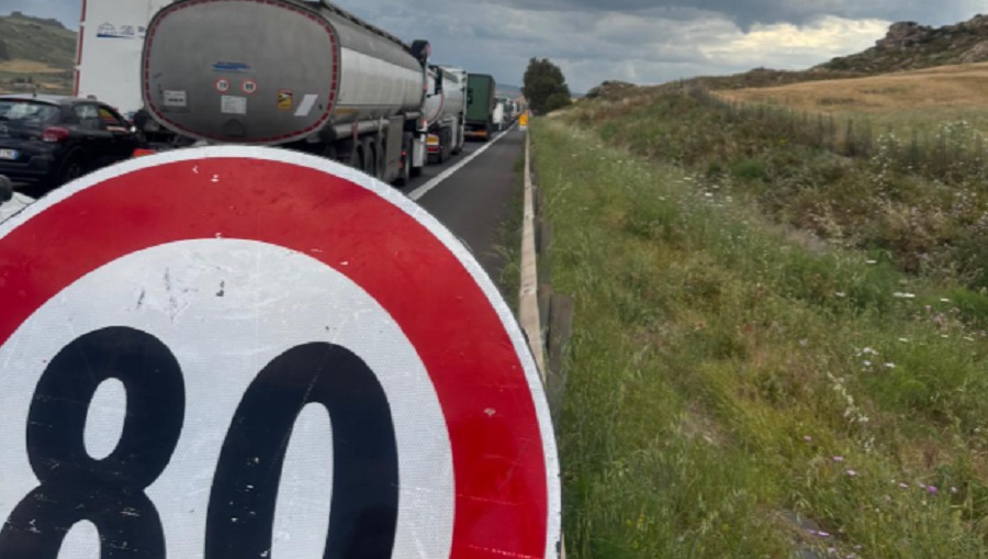 A19 bloccata a Enna, Tir perde un carico di travi in cemento