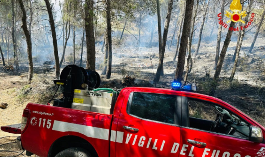 Paura in contrada Baronessa per lo scoppio di un vasto incendio