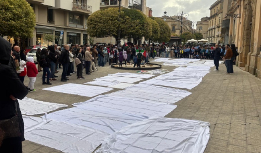Lenzuoli bianchi a Enna per dire stop ai massacri a Gaza