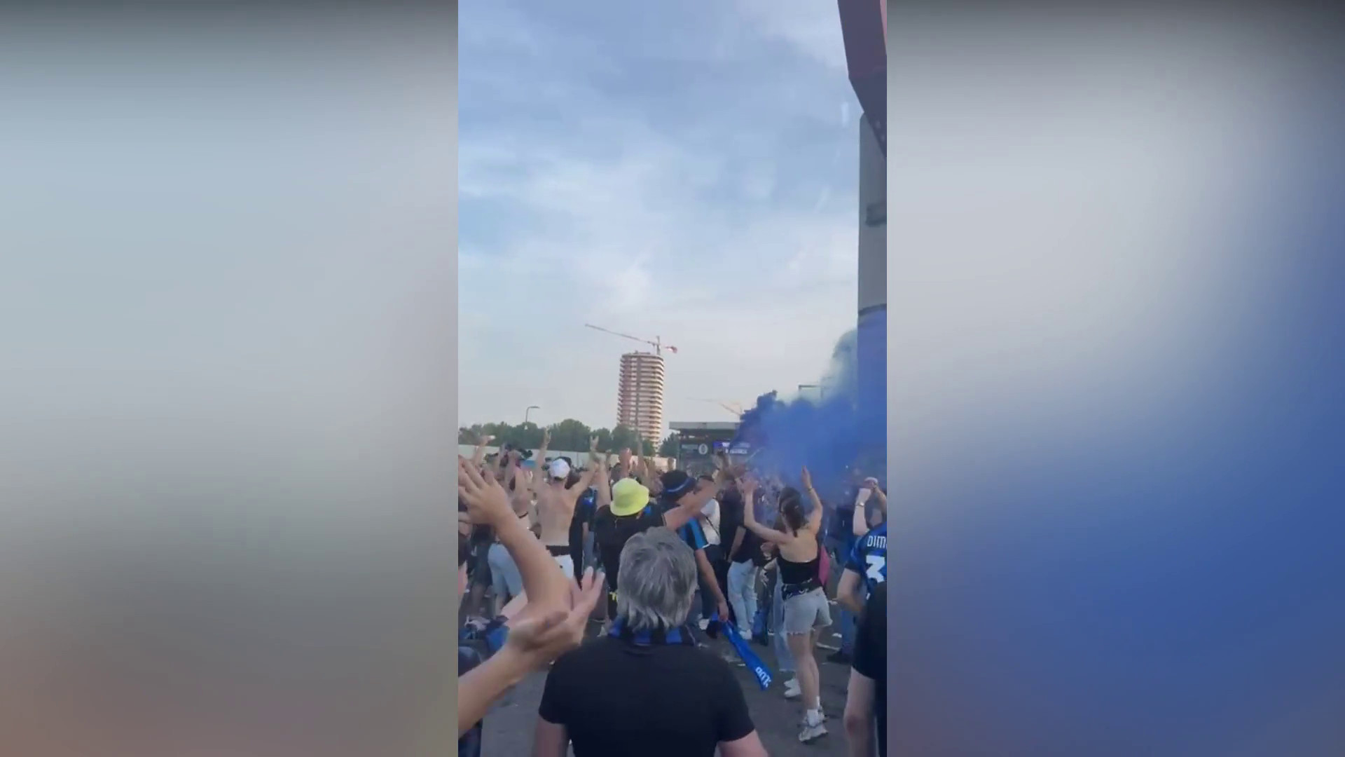 L’euforia dei tifosi dell’Inter a Milano prima della finale