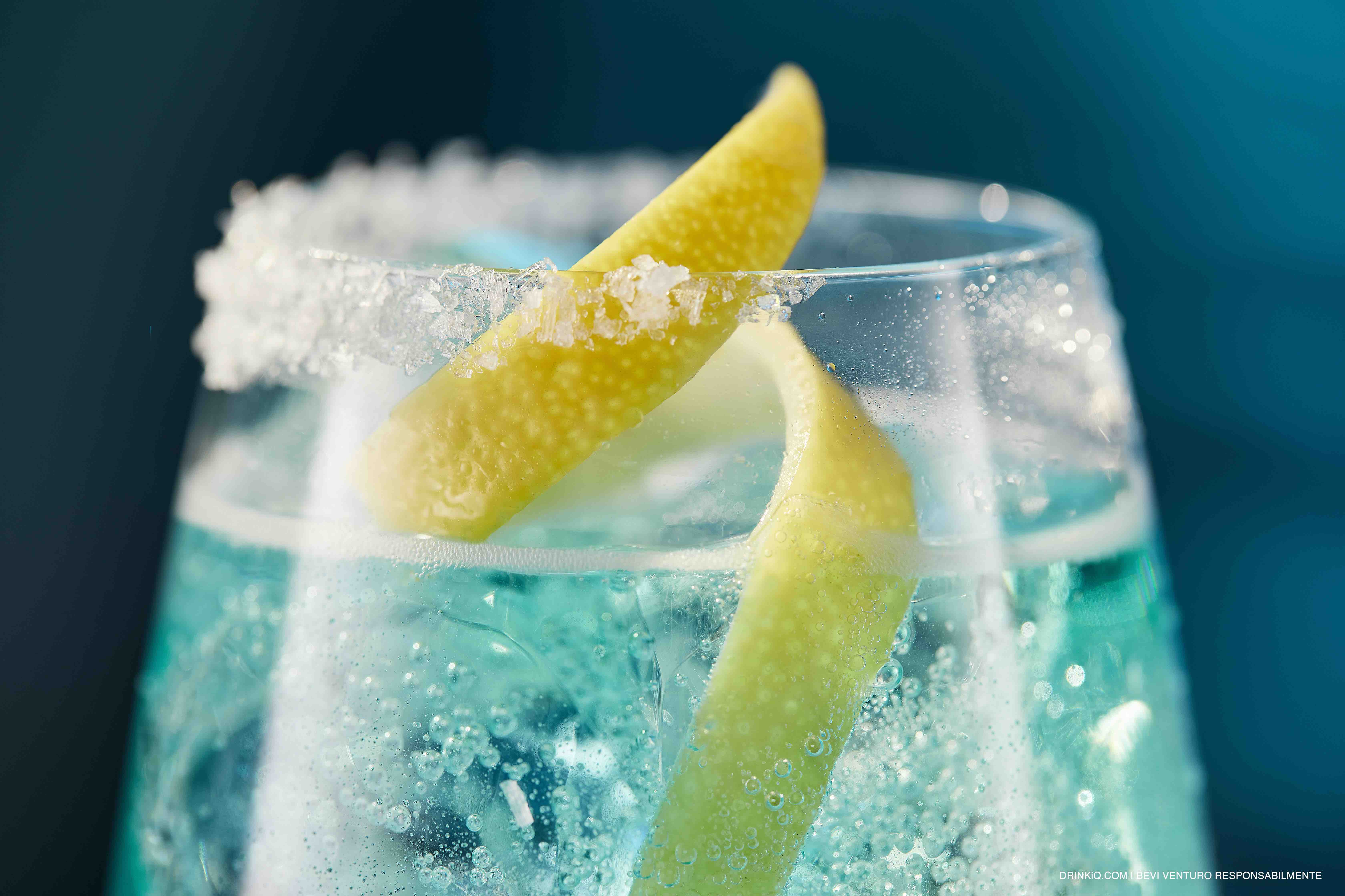 IL 13-14 GIUGNO ARRIVA A CATANIA il tour VENTURO BLU HOURS, il rituale in blu che cambia le regole dell’aperitivo