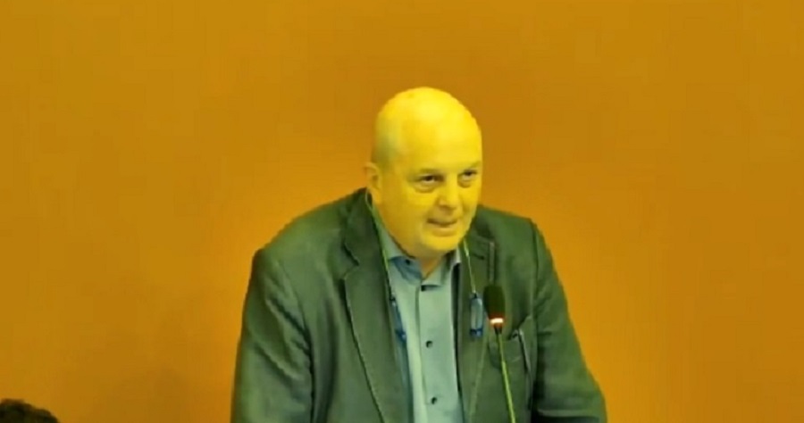 FdI prende le distanze da Ferrari, “parla a titolo personale, noi col sindaco”