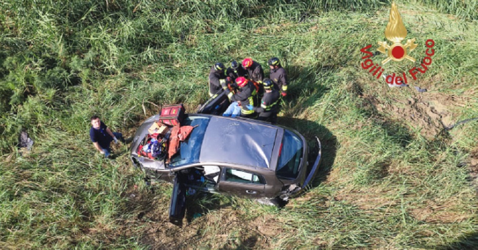 Scontro tra due auto sulla A19, una macchina vola dal cavalcavia, 3 feriti