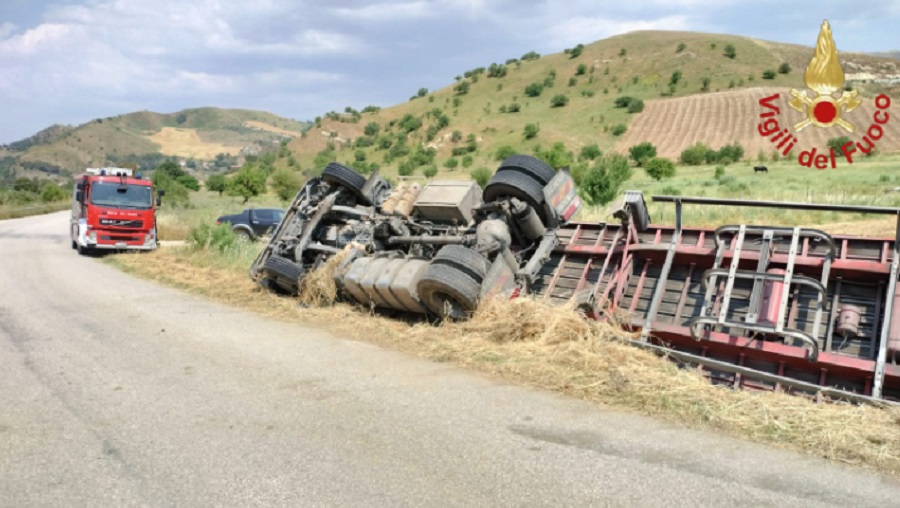 Camion si ribalta sulla Sp 19, conducente in ospedale