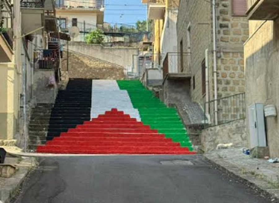 Bandiera palestinese dipinta sulla scalinata finisce in scontro a Villarosa