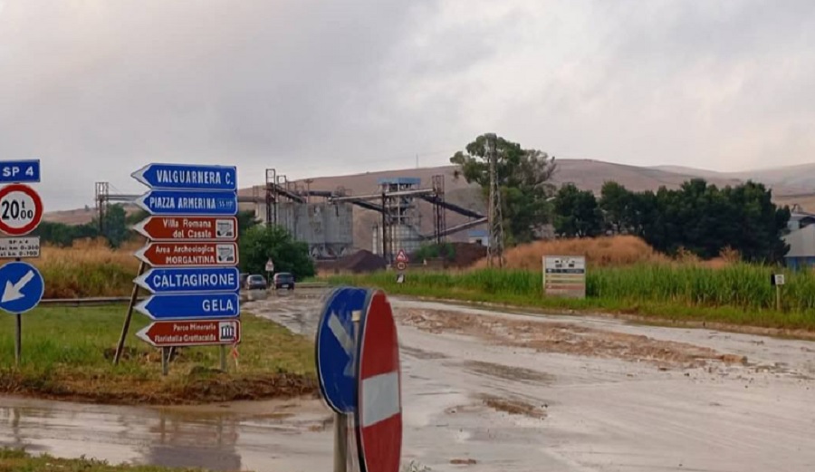 Maltempo, fango e detriti sulla Statale 192
