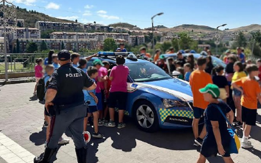 La polizia incontra i ragazzi del Grest della parrocchia di Sant’ Anna di Enna