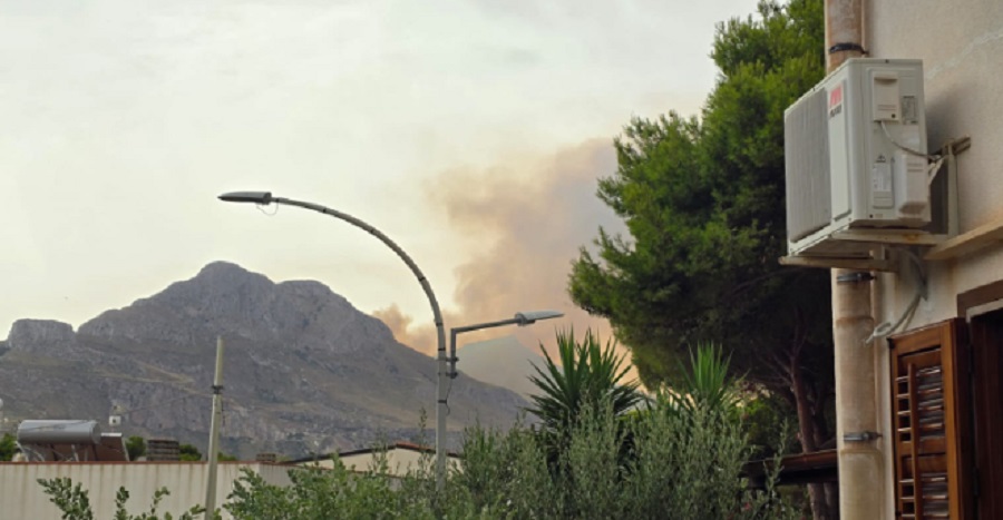 Incendio infinito a Capodarso, rogo a Piazza, aziende minacciate dalle fiamme (VIDEO)