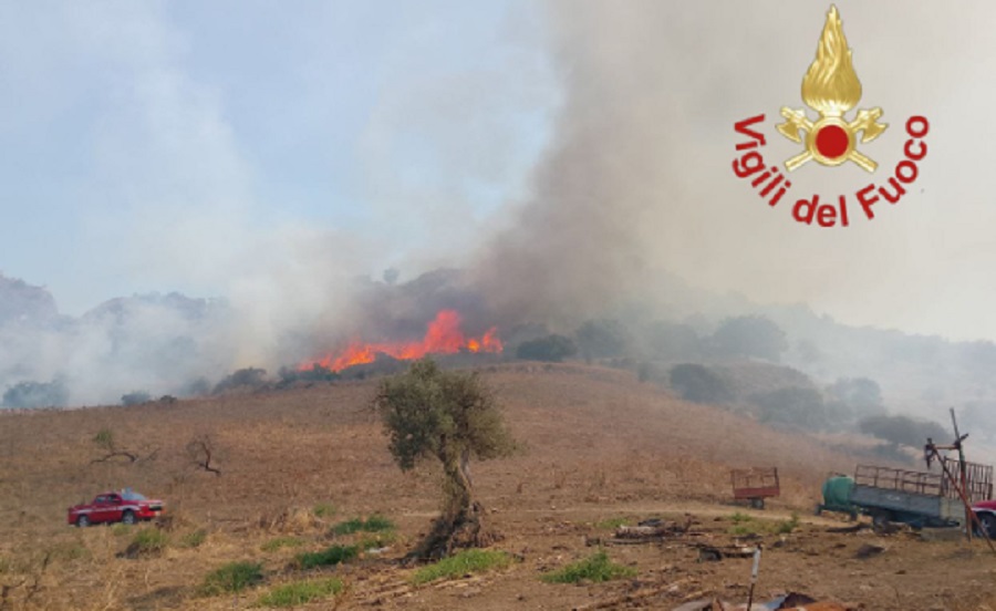 Vasto incendio a Regalbuto, in azione 2 elicotteri