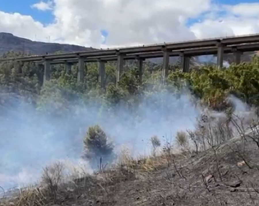 Inferno sulla A19, Tir in fiamme, traffico in tilt, rogo sul viadotto di Enna minaccia le aziende