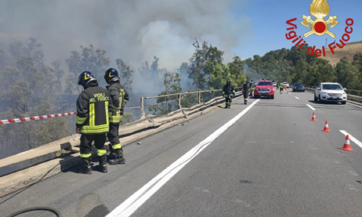 Grave incidente sulla A19, camion vola dal viadotto e va in fiamme, morto il conducente