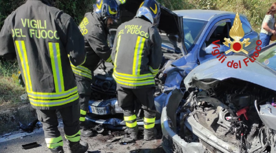 Grave incidente sulla Statale 121, scontro tra 3 auto, 2 feriti in ospedale