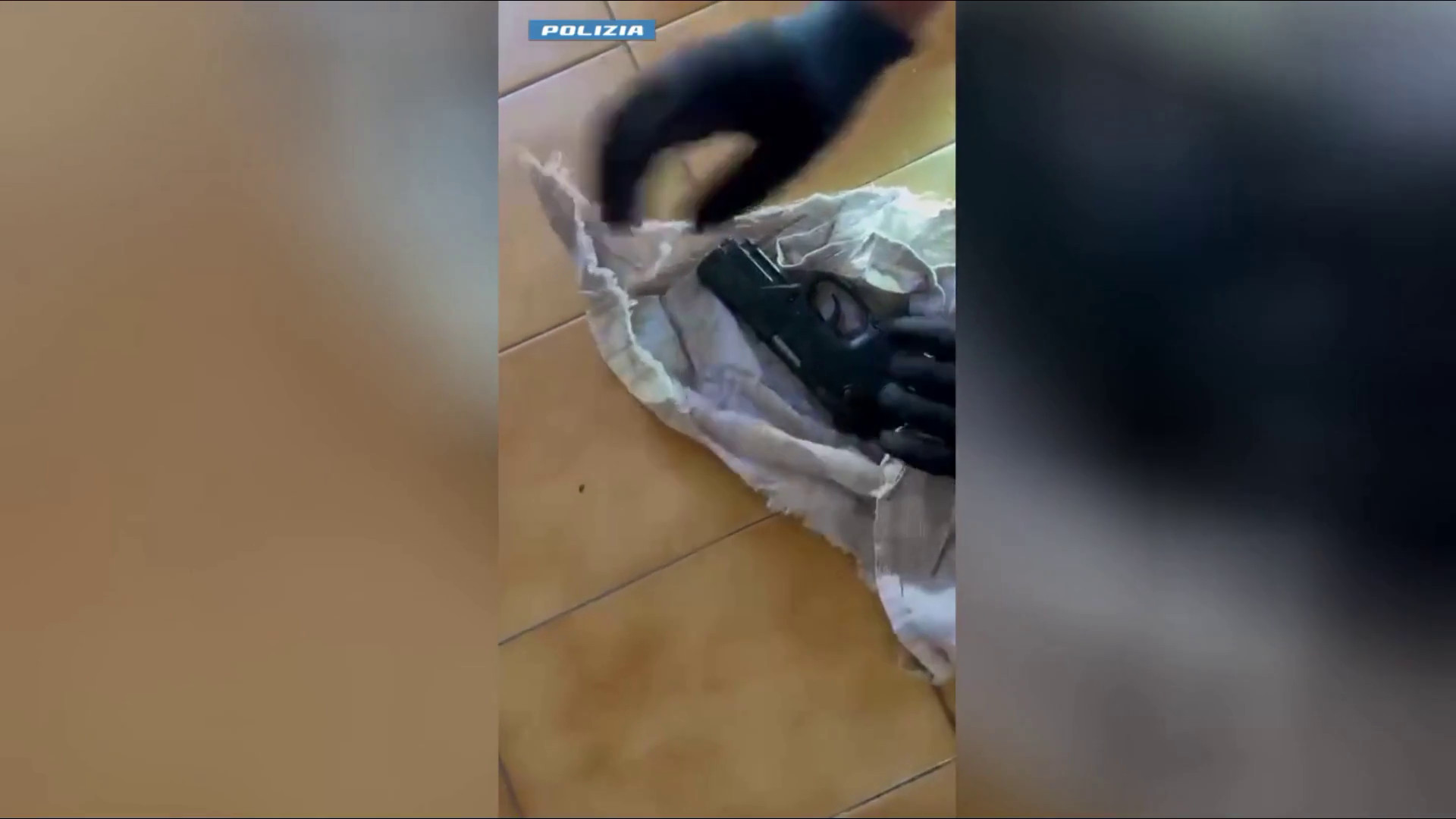 Siracusa, trovata una pistola nascosta nell’ascensore di un condominio