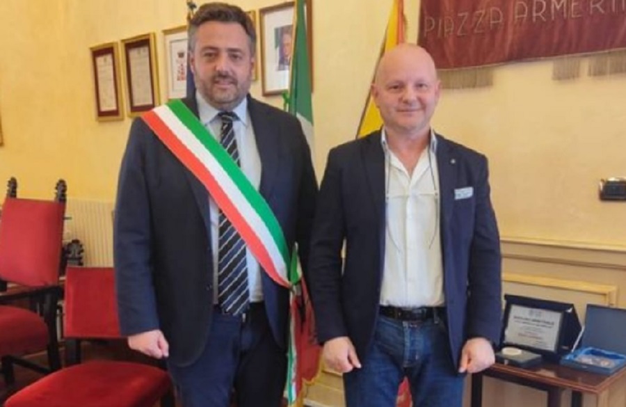 Clima politico infuocato a Piazza, Fdi, Mpa e Udc, “assessore Arancio minacciato da consigliere”